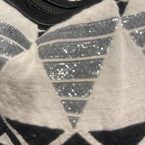 🔺SOLD🔺American Eagle Outfitters Black and White Graphic Tote casual chic - Picture 3 of 9